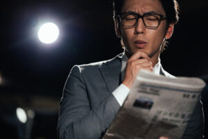 新聞を読む男性