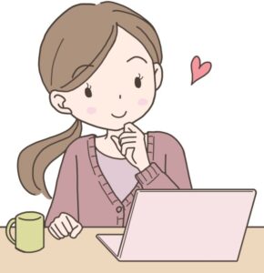 ノートパソコンを使う笑顔の女性
